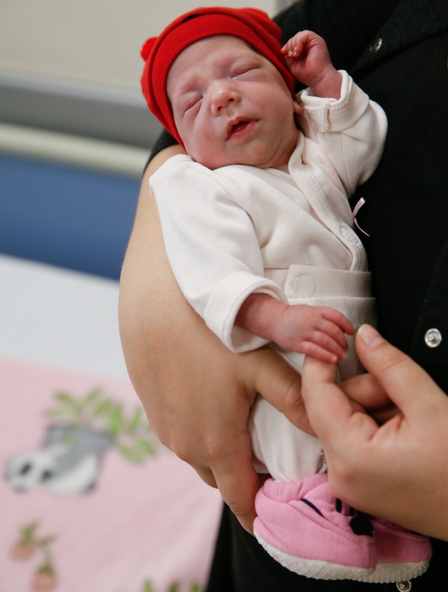 700 gram dünyaya gelen Güneş bebek hayata tutundu